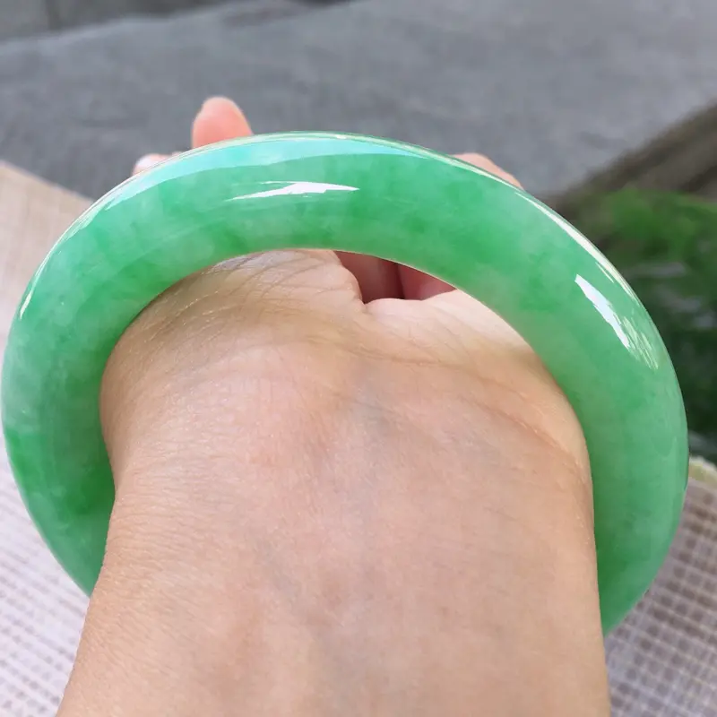 【圆条58,天然翡翠手镯,莹润优雅,精美满绿,质地细腻,颜色漂亮,饱满圆条玉手镯,完美无纹裂,尺寸圈口58/12.3, 011534】图6