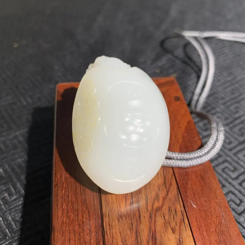 【【金钱龟】新疆和田玉籽料雕刻金钱龟造型,原皮俏色铜钱,蝙蝠造型,底部更是立体铜钱设计,寓意招财进宝,事事顺心。##**】图1