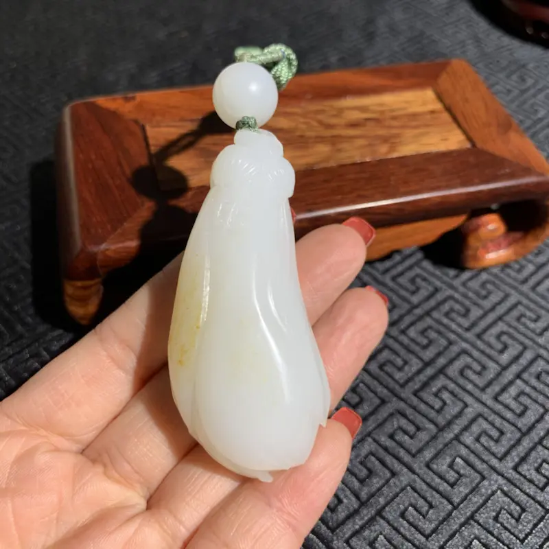 【【玉兰花】新疆和田玉白玉原皮保留,立体玉兰花朵造型,厚重大气,品味彰显,玉质一流,油润白皙,适合自留。##**】图2