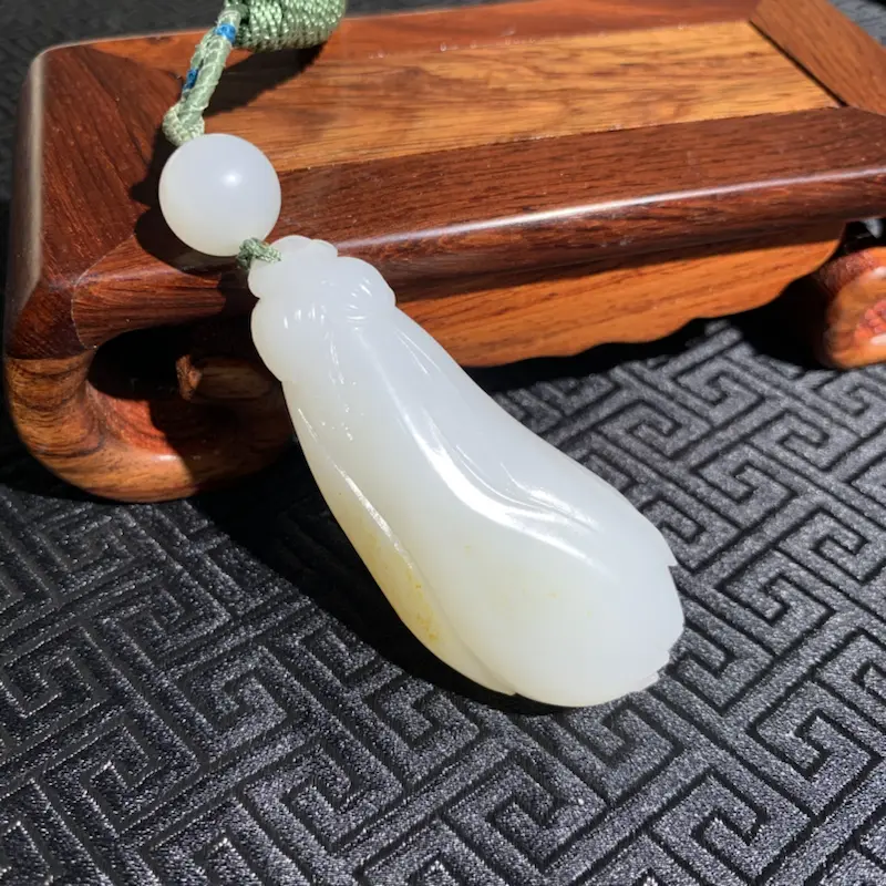 【【玉兰花】新疆和田玉白玉原皮保留,立体玉兰花朵造型,厚重大气,品味彰显,玉质一流,油润白皙,适合自留。##**】图1