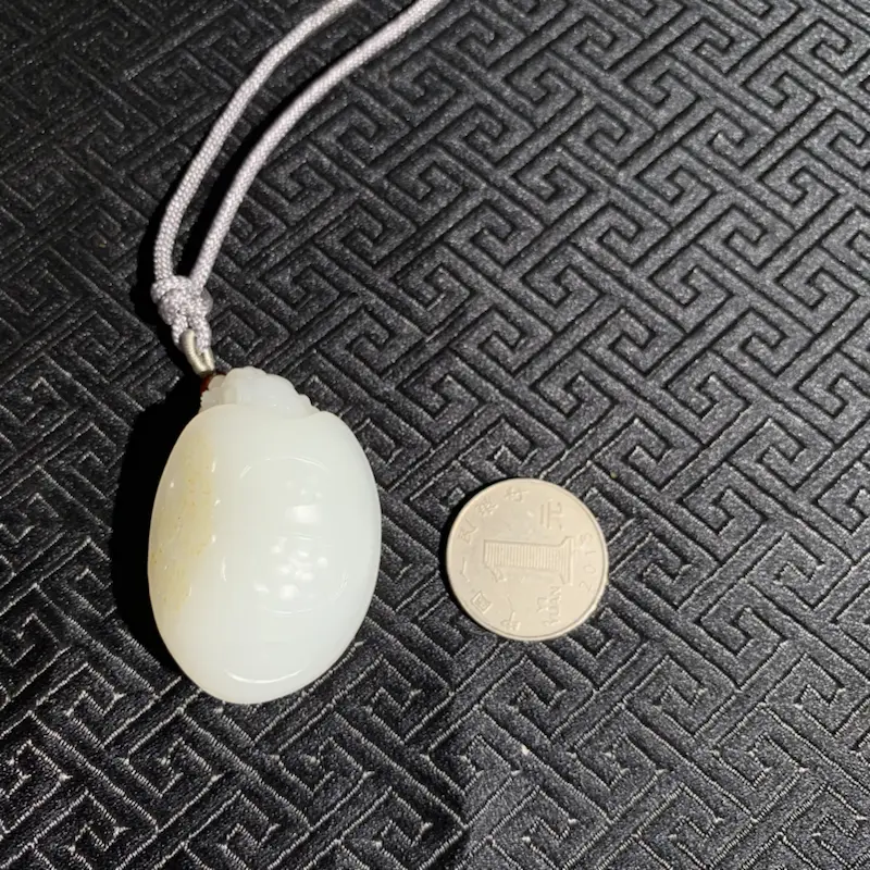 【【金钱龟】新疆和田玉籽料雕刻金钱龟造型,原皮俏色铜钱,蝙蝠造型,底部更是立体铜钱设计,寓意招财进宝,事事顺心。##**】图11