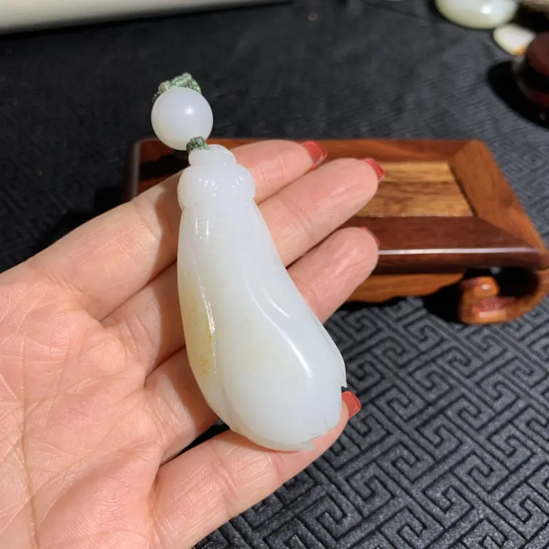【【玉兰花】新疆和田玉白玉原皮保留,立体玉兰花朵造型,厚重大气,品味彰显,玉质一流,油润白皙,适合自留。##**】图5
