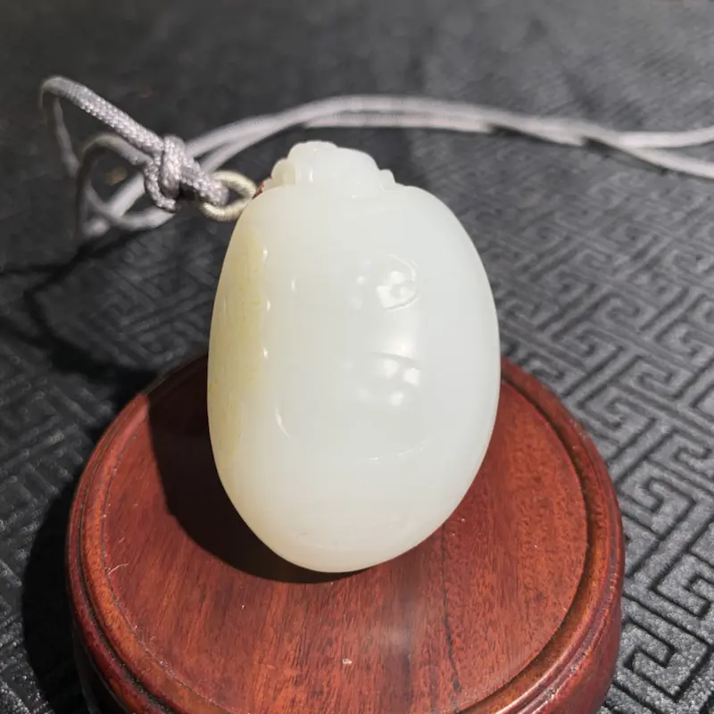 【【金钱龟】新疆和田玉籽料雕刻金钱龟造型,原皮俏色铜钱,蝙蝠造型,底部更是立体铜钱设计,寓意招财进宝,事事顺心。##**】图3