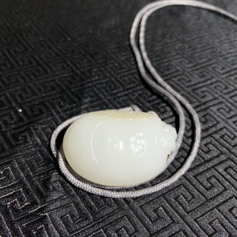 【【金钱龟】新疆和田玉籽料雕刻金钱龟造型,原皮俏色铜钱,蝙蝠造型,底部更是立体铜钱设计,寓意招财进宝,事事顺心。##**】图7