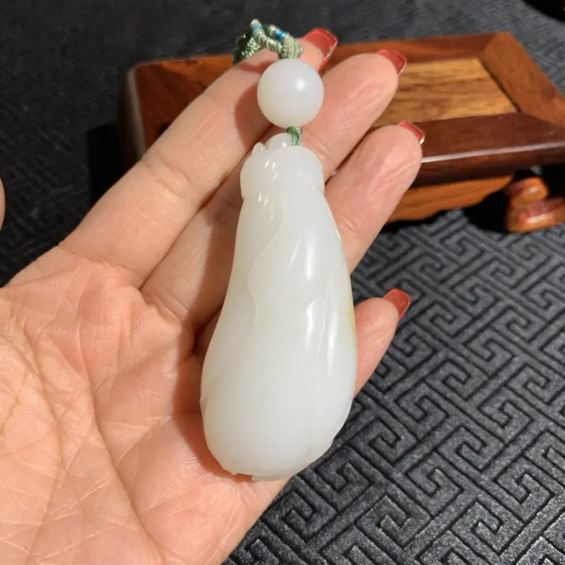 【【玉兰花】新疆和田玉白玉原皮保留,立体玉兰花朵造型,厚重大气,品味彰显,玉质一流,油润白皙,适合自留。##**】图3