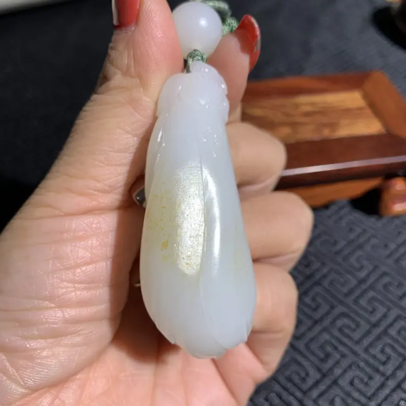 【【玉兰花】新疆和田玉白玉原皮保留,立体玉兰花朵造型,厚重大气,品味彰显,玉质一流,油润白皙,适合自留。##**】图4