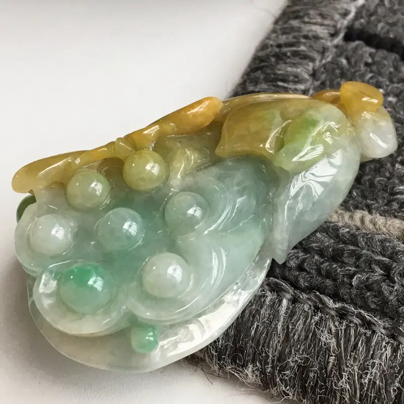 【完美,缅甸翡翠A货黄翡飘绿花开富贵吊坠,玉质细腻,老坑水足55.1-33.2-14.1mm】图3