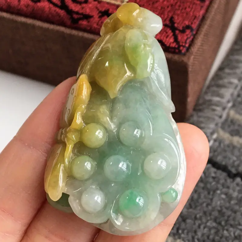 【完美,缅甸翡翠A货黄翡飘绿花开富贵吊坠,玉质细腻,老坑水足55.1-33.2-14.1mm】图5