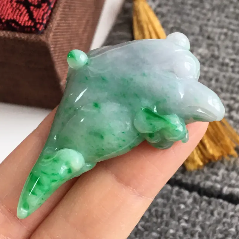 【完美,缅甸翡翠A货春彩海豚🐬吊坠,爱情守护神,玉质细腻,老坑水足,49.8-26.9-9.5mm】图2