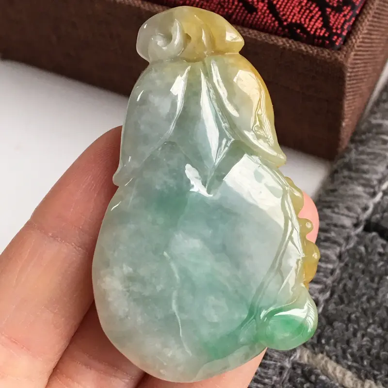 【完美,缅甸翡翠A货黄翡飘绿花开富贵吊坠,玉质细腻,老坑水足55.1-33.2-14.1mm】图6