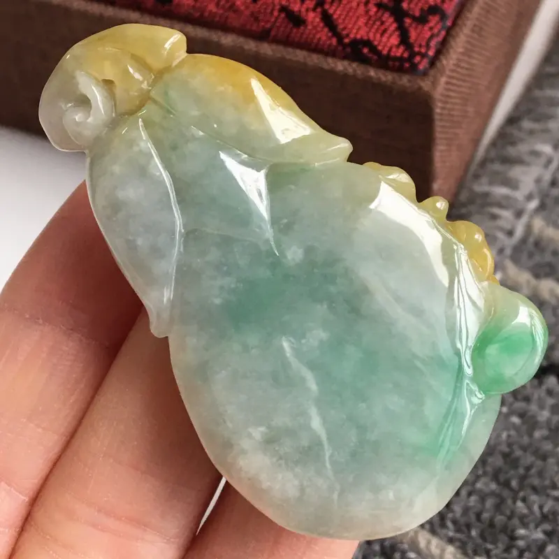 【完美,缅甸翡翠A货黄翡飘绿花开富贵吊坠,玉质细腻,老坑水足55.1-33.2-14.1mm】图7