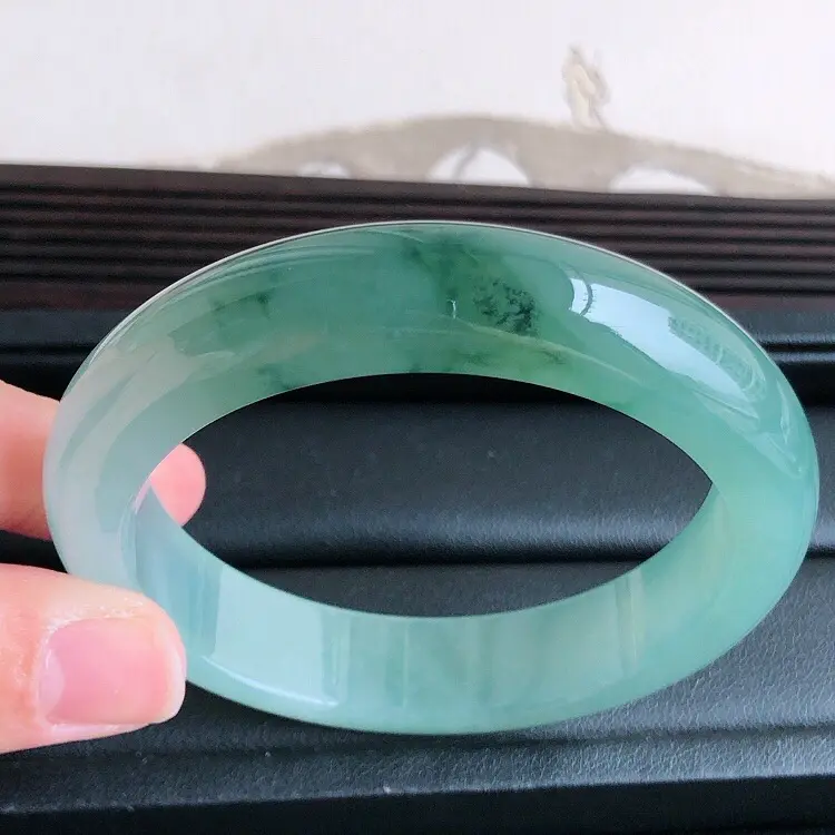 【圈口53.5mm ,天然缅甸翡翠老坑A货飘花宽边手镯,料子细腻柔洁,尺寸53.5x12.6x8.3mm 重量53.6g 。】图5