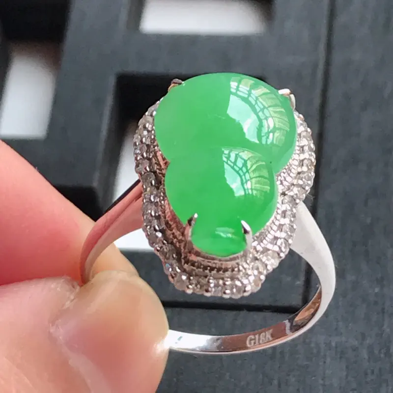 【翡翠A货,18K金镶嵌冰糯种满绿饱满葫芦戒指,玉质细腻,底色漂亮,上身高贵,尺寸内径16.6,裸石15.0/9.6/4.0,厚7.5##**】图4