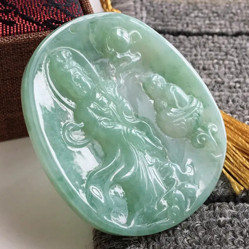 【完美,缅甸翡翠A货满绿观音送子吊坠,玉质细腻,老坑水足,58.4-51.5-6mm】图5