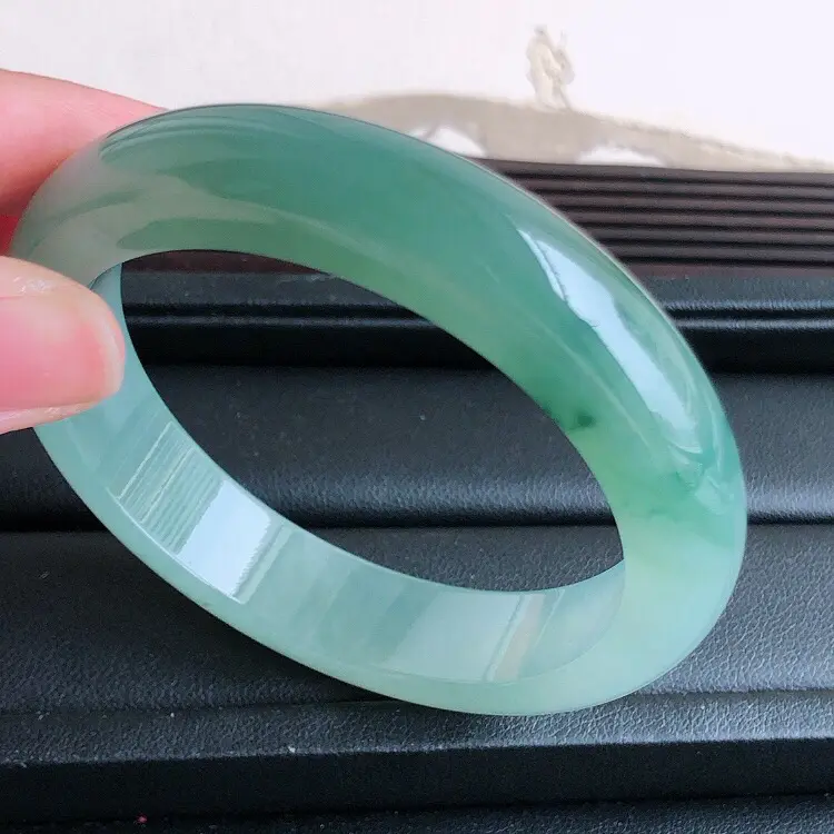 【圈口53.5mm ,天然缅甸翡翠老坑A货飘花宽边手镯,料子细腻柔洁,尺寸53.5x12.6x8.3mm 重量53.6g 。】图1