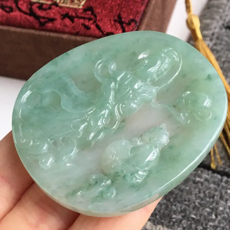 【完美,缅甸翡翠A货满绿观音送子吊坠,玉质细腻,老坑水足,58.4-51.5-6mm】图4