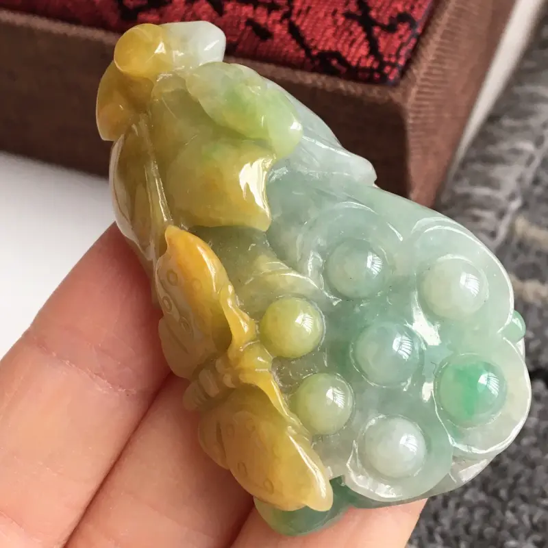 【完美,缅甸翡翠A货黄翡飘绿花开富贵吊坠,玉质细腻,老坑水足55.1-33.2-14.1mm】图4