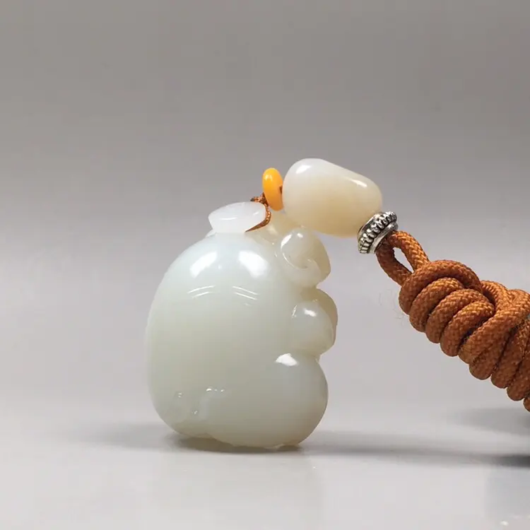 【苏工精品 【福猪·祝福】43.5克 新疆且末,红糖白肉,苏工雕刻,可爱精细。玉质油润,肥美胖乎乎,越看越爱。规格34*29.6*25mm##**】图5