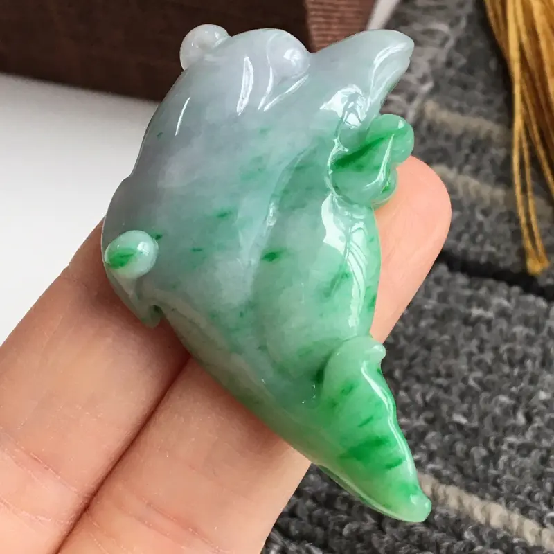 【完美,缅甸翡翠A货春彩海豚🐬吊坠,爱情守护神,玉质细腻,老坑水足,49.8-26.9-9.5mm】图1