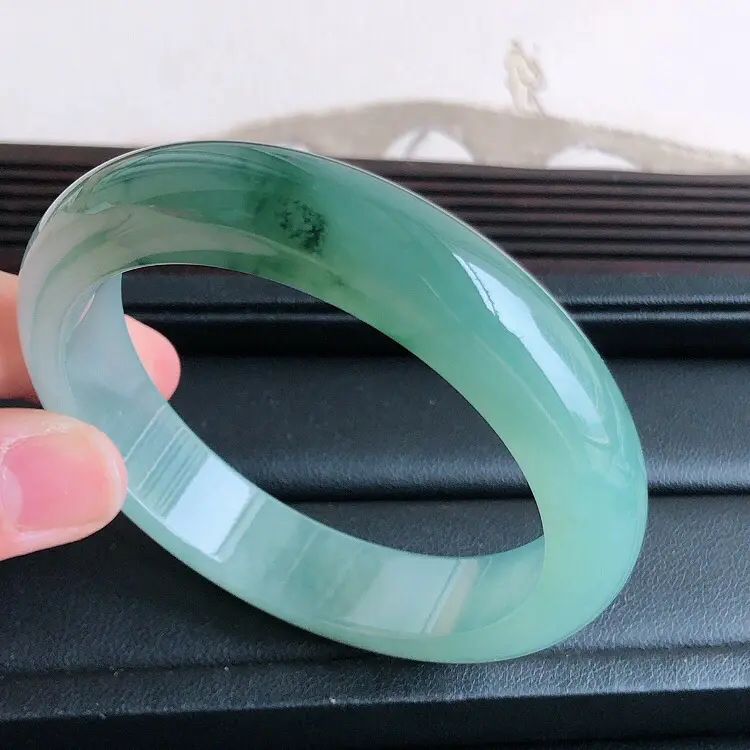 【圈口53.5mm ,天然缅甸翡翠老坑A货飘花宽边手镯,料子细腻柔洁,尺寸53.5x12.6x8.3mm 重量53.6g 。】图7