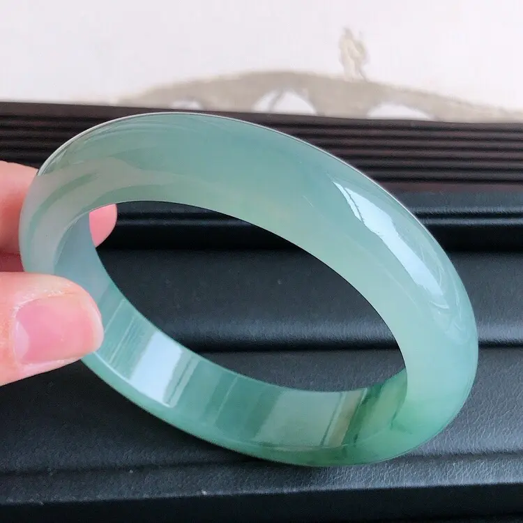 【圈口53.5mm ,天然缅甸翡翠老坑A货飘花宽边手镯,料子细腻柔洁,尺寸53.5x12.6x8.3mm 重量53.6g 。】图3