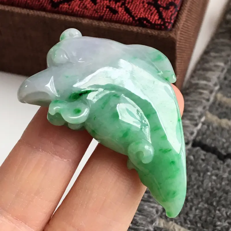 【完美,缅甸翡翠A货春彩海豚🐬吊坠,爱情守护神,玉质细腻,老坑水足,49.8-26.9-9.5mm】图5