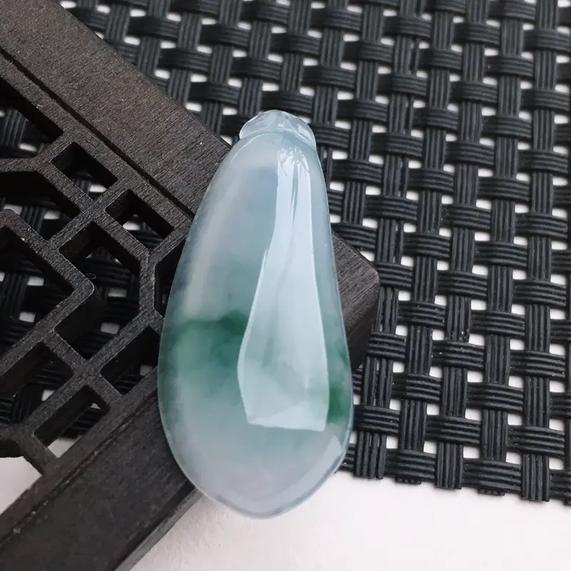 【A货翡翠 冰糯种飘花福瓜吊坠 尺寸37*15.9*6mm 水头好,玉质细腻,飘花灵动,形状饱满】图2