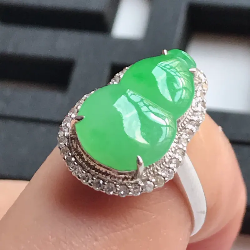 【翡翠A货,18K金镶嵌冰糯种满绿饱满葫芦戒指,玉质细腻,底色漂亮,上身高贵,尺寸内径16.6,裸石15.0/9.6/4.0,厚7.5##**】图7