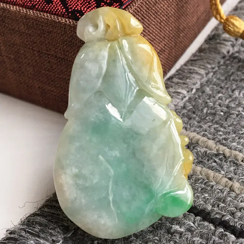 【完美,缅甸翡翠A货黄翡飘绿花开富贵吊坠,玉质细腻,老坑水足55.1-33.2-14.1mm】图2
