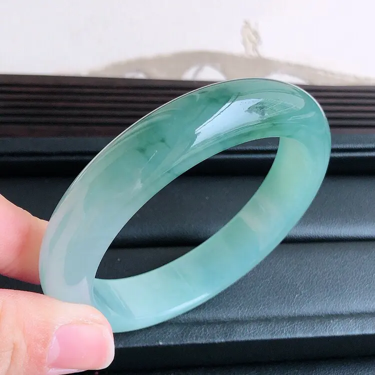 【圈口53.5mm ,天然缅甸翡翠老坑A货飘花宽边手镯,料子细腻柔洁,尺寸53.5x12.6x8.3mm 重量53.6g 。】图6