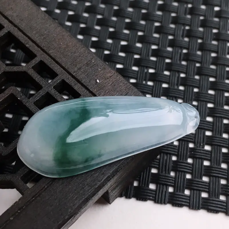 【A货翡翠 冰糯种飘花福瓜吊坠 尺寸37*15.9*6mm 水头好,玉质细腻,飘花灵动,形状饱满】图1