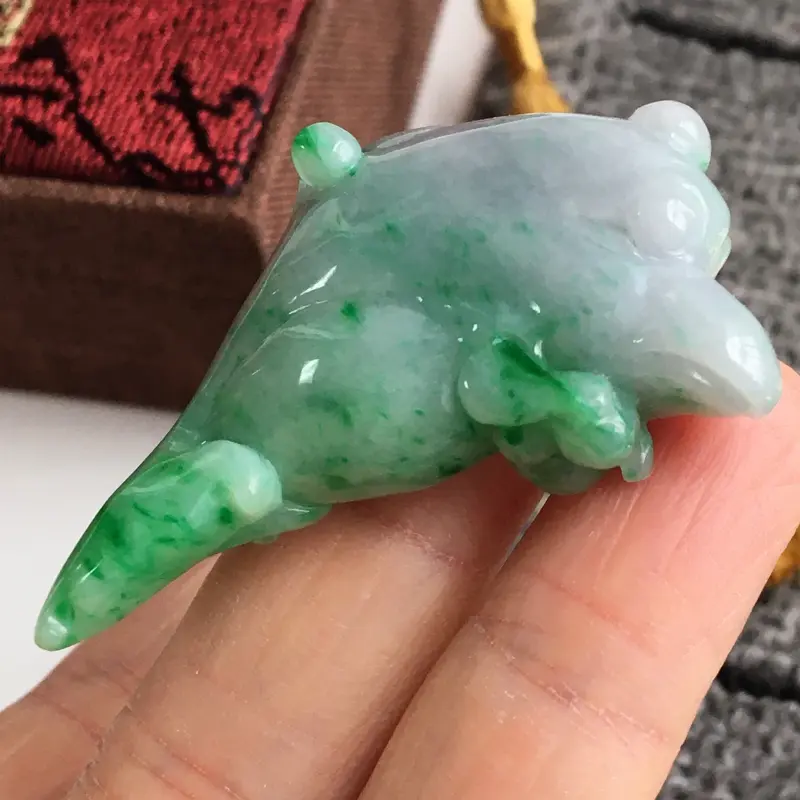 【完美,缅甸翡翠A货春彩海豚🐬吊坠,爱情守护神,玉质细腻,老坑水足,49.8-26.9-9.5mm】图4