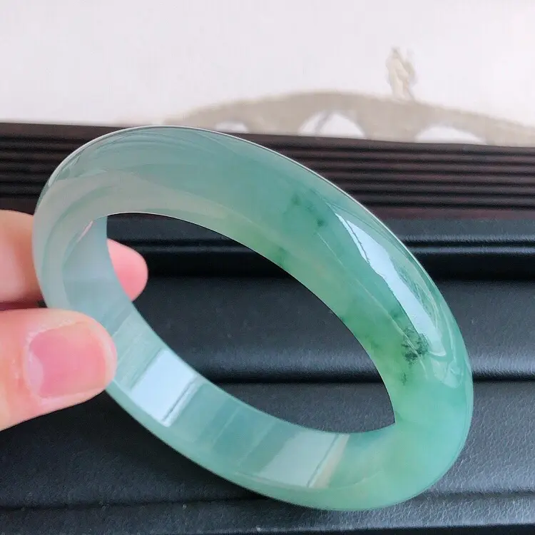 【圈口53.5mm ,天然缅甸翡翠老坑A货飘花宽边手镯,料子细腻柔洁,尺寸53.5x12.6x8.3mm 重量53.6g 。】图4