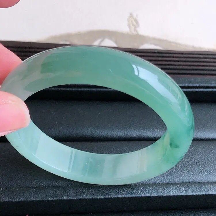 【圈口53.5mm ,天然缅甸翡翠老坑A货飘花宽边手镯,料子细腻柔洁,尺寸53.5x12.6x8.3mm 重量53.6g 。】图2