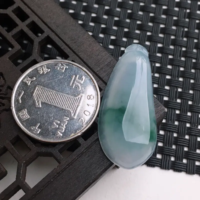 【A货翡翠 冰糯种飘花福瓜吊坠 尺寸37*15.9*6mm 水头好,玉质细腻,飘花灵动,形状饱满】图5