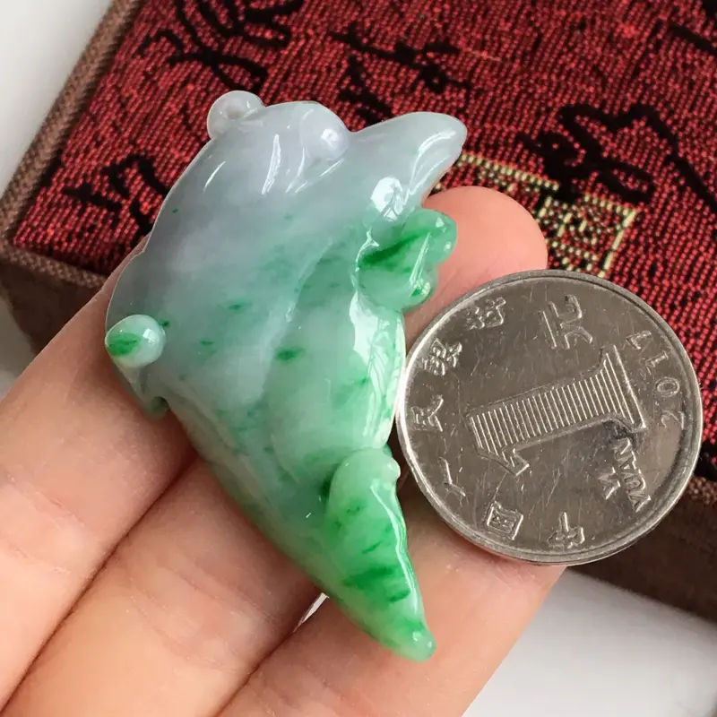 【完美,缅甸翡翠A货春彩海豚🐬吊坠,爱情守护神,玉质细腻,老坑水足,49.8-26.9-9.5mm】图6