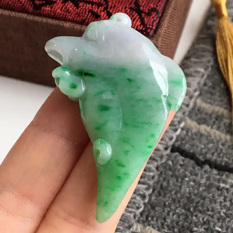 【完美,缅甸翡翠A货春彩海豚🐬吊坠,爱情守护神,玉质细腻,老坑水足,49.8-26.9-9.5mm】图3
