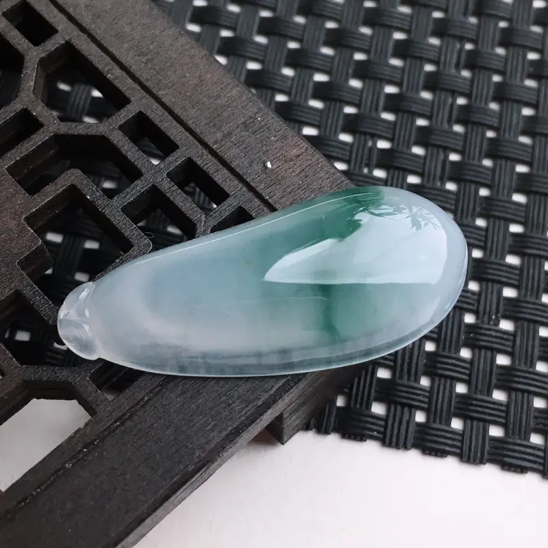 【A货翡翠 冰糯种飘花福瓜吊坠 尺寸37*15.9*6mm 水头好,玉质细腻,飘花灵动,形状饱满】图3