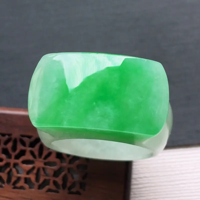 糯化种飘绿马鞍戒指,
