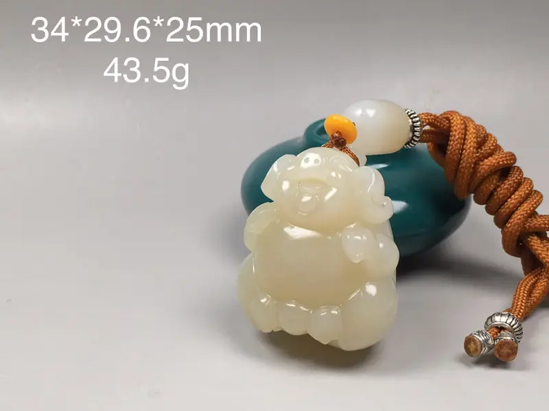 【苏工精品 【福猪·祝福】43.5克 新疆且末,红糖白肉,苏工雕刻,可爱精细。玉质油润,肥美胖乎乎,越看越爱。规格34*29.6*25mm##**】图1