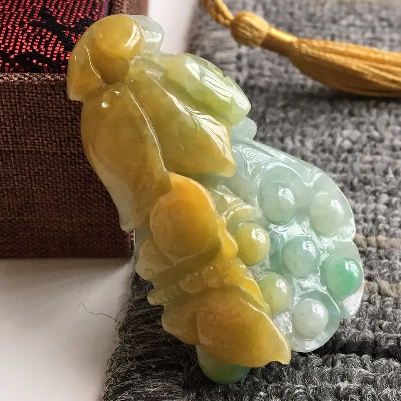 【完美,缅甸翡翠A货黄翡飘绿花开富贵吊坠,玉质细腻,老坑水足55.1-33.2-14.1mm】图1