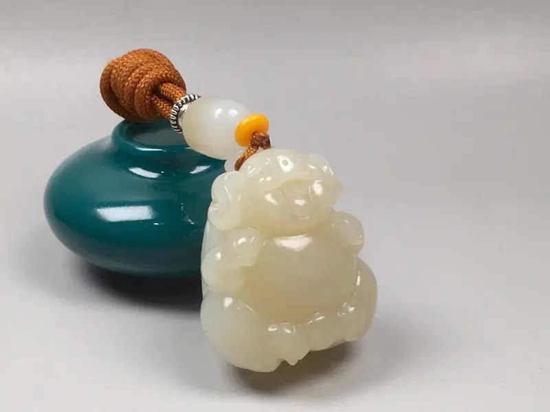 【苏工精品 【福猪·祝福】43.5克 新疆且末,红糖白肉,苏工雕刻,可爱精细。玉质油润,肥美胖乎乎,越看越爱。规格34*29.6*25mm##**】图2