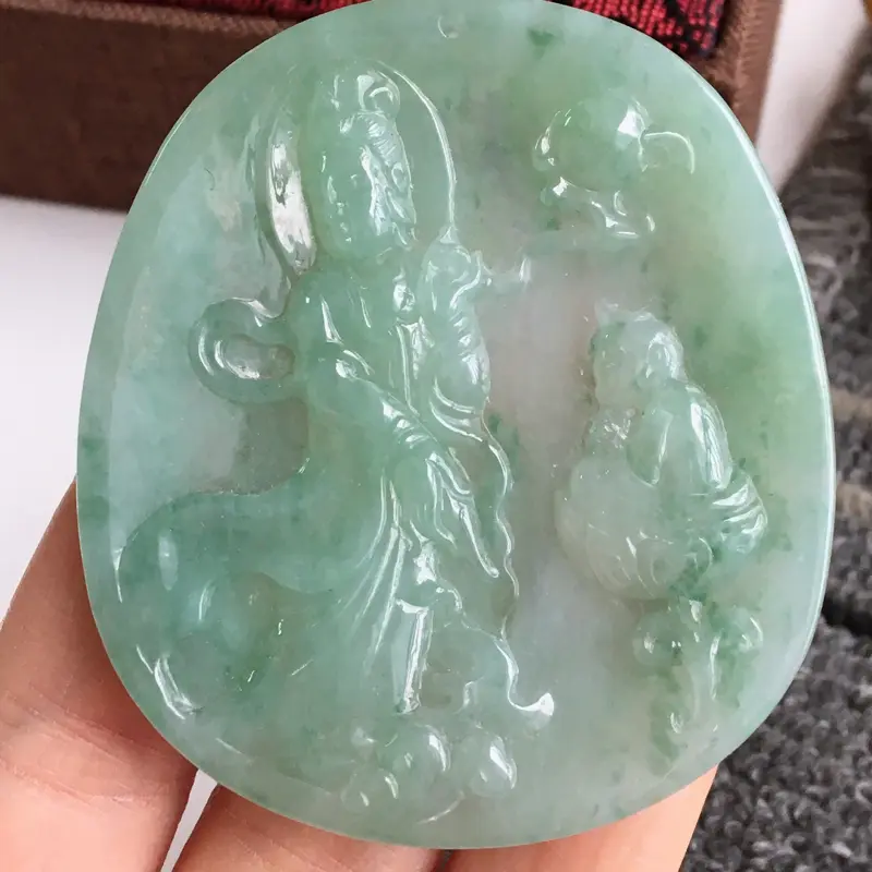 【完美,缅甸翡翠A货满绿观音送子吊坠,玉质细腻,老坑水足,58.4-51.5-6mm】图3