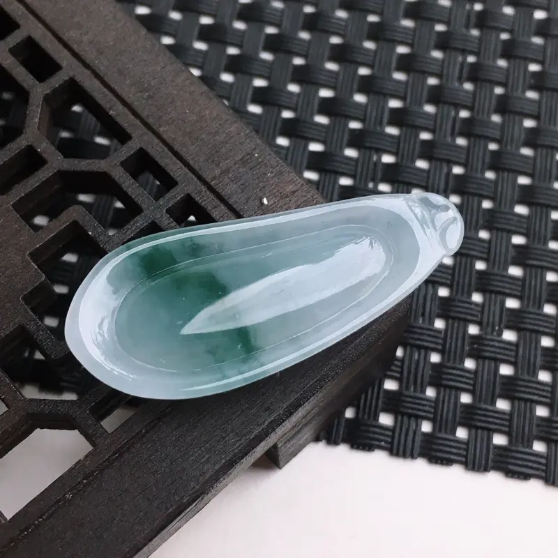 【A货翡翠 冰糯种飘花福瓜吊坠 尺寸37*15.9*6mm 水头好,玉质细腻,飘花灵动,形状饱满】图4