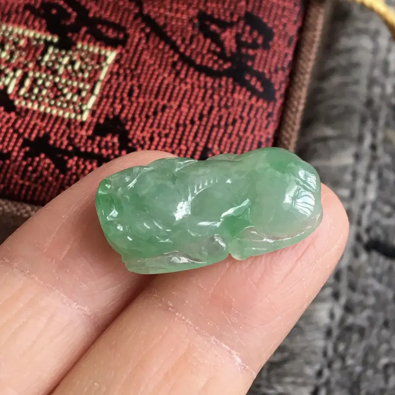 【完美,缅甸翡翠A货满绿飘花招财貔貅,玉质细腻,老坑水足,23.6-13.4-5.4mm】图2
