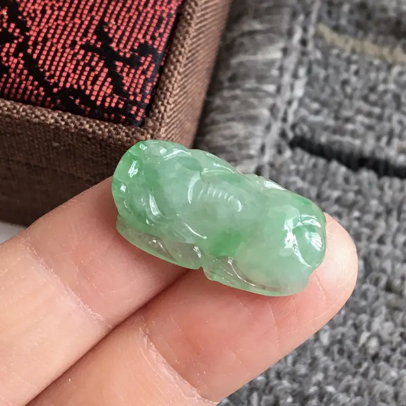 【完美,缅甸翡翠A货满绿飘花招财貔貅,玉质细腻,老坑水足,23.6-13.4-5.4mm】图3