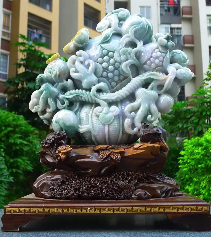 【大件花篮摆件 缅甸天然翡翠A货 精美水润 三彩 精美 花篮 福禄寿 多子多福 多子多福雕刻精美线条流畅种水好 搭配精美高档檀木底座 送礼佳品 尺寸 330.250.150裸石尺寸230.250.60裸石重量8.94斤 送礼佳品】图2
