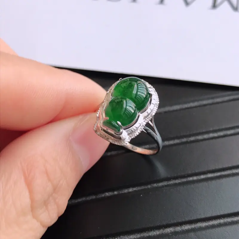 【满绿招财葫芦戒指镶嵌18k金伴钻戒指,天然翡翠A货,内径17.3-裸石长12.9-8-3.5】图2