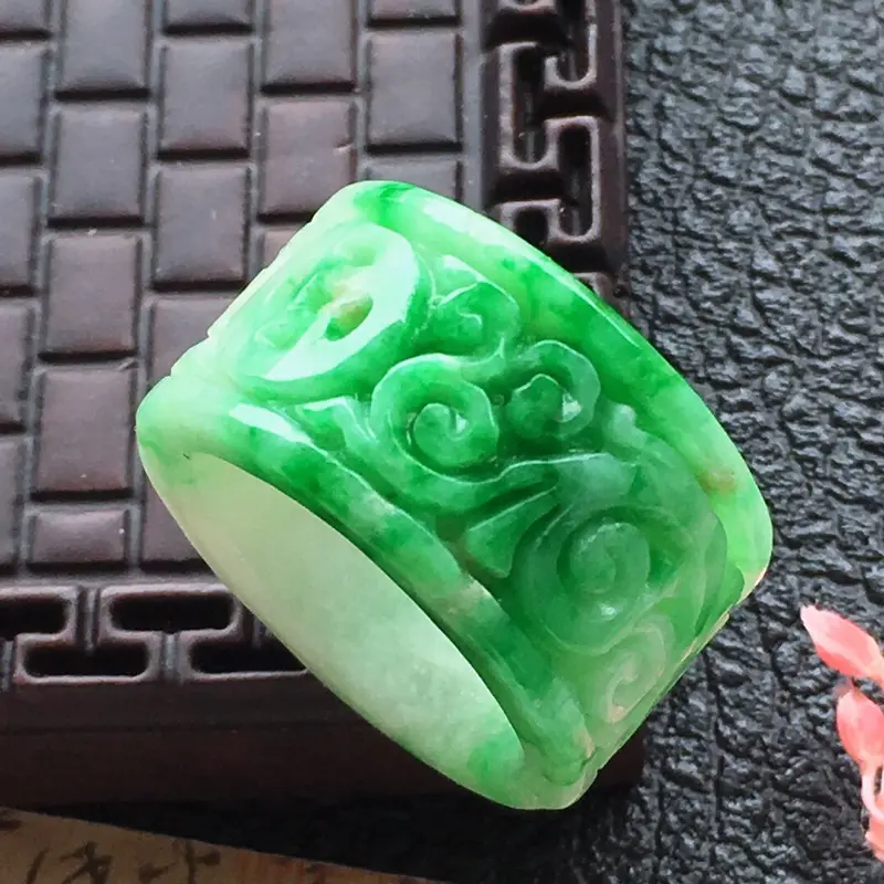 缅甸翡翠17圈口带绿雕花扳指吊坠,自然光实拍,颜色漂亮,玉质莹润,佩戴