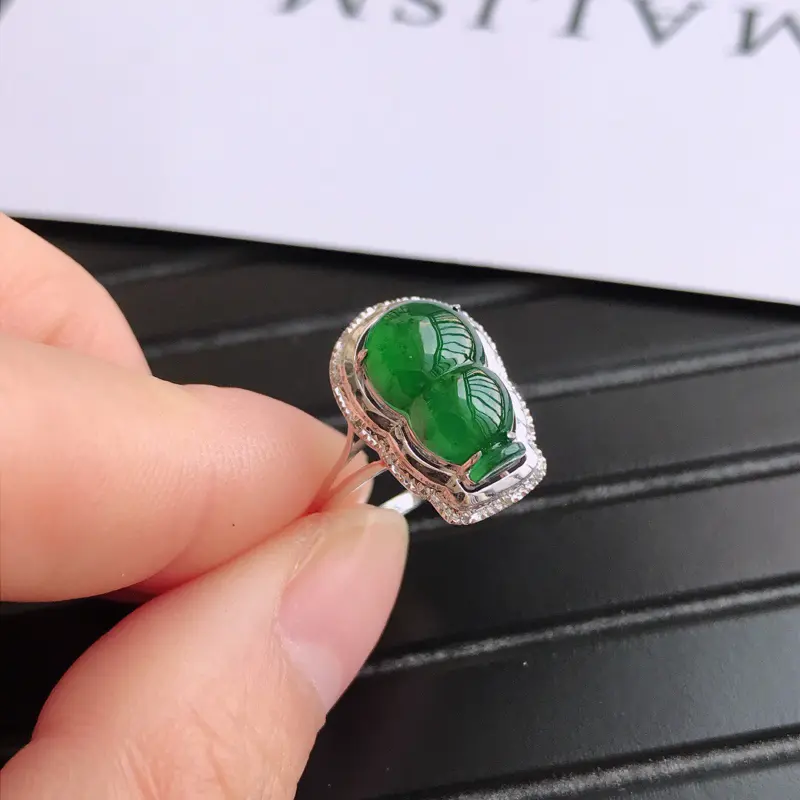 【满绿招财葫芦戒指镶嵌18k金伴钻戒指,天然翡翠A货,内径17.3-裸石长12.9-8-3.5】图1